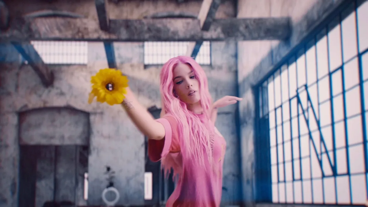 Marshmello & Halsey - Be Kind (Official Music Video) background