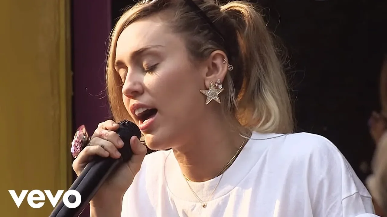Miley Cyrus - Malibu (Live) background