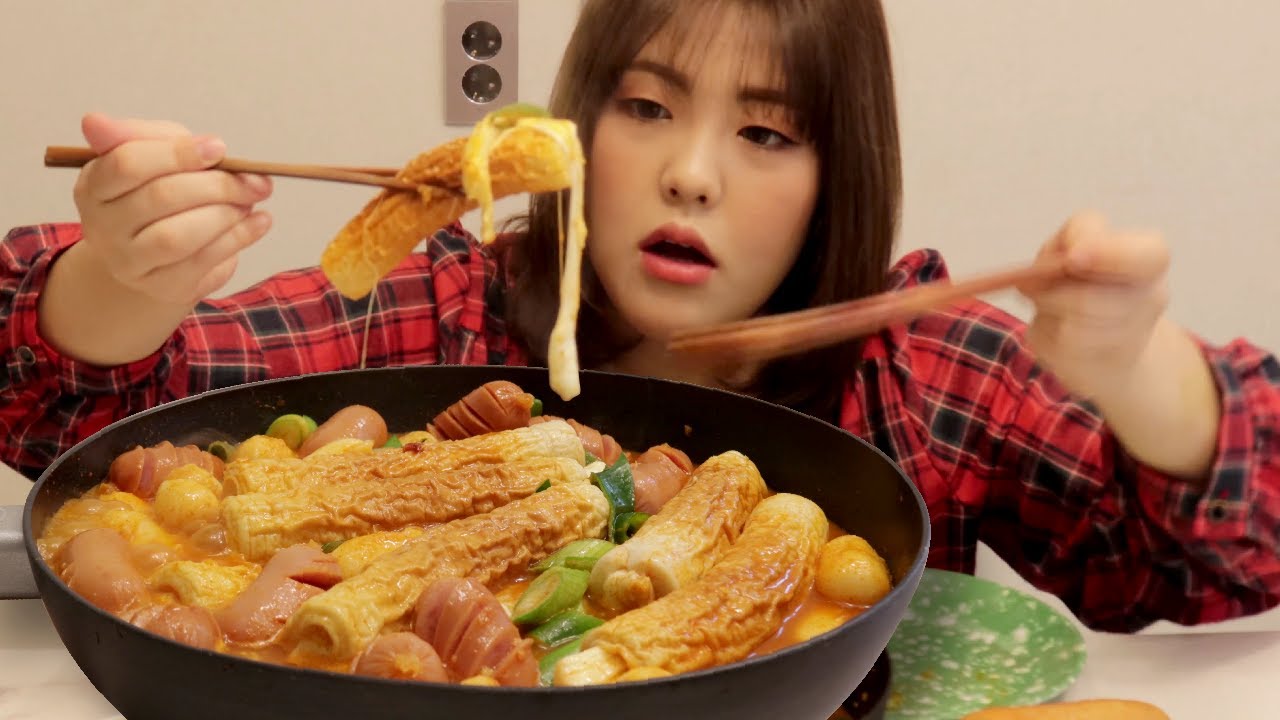 (SUB) 특허내고 싶은 맛★ 수빈's 부들치즈어묵떡볶이!! 쿡방+먹방(Tteokbokki mukbang) background