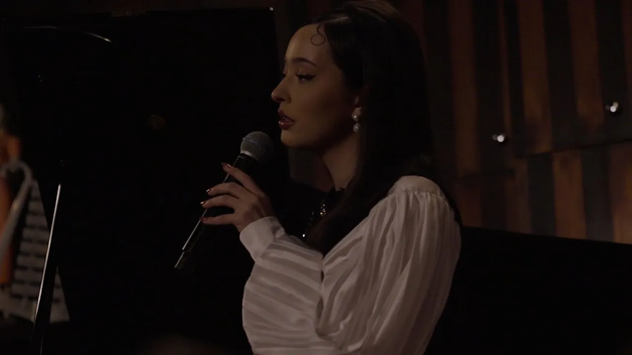 Faouzia - Fur Elise (Live Performance) background