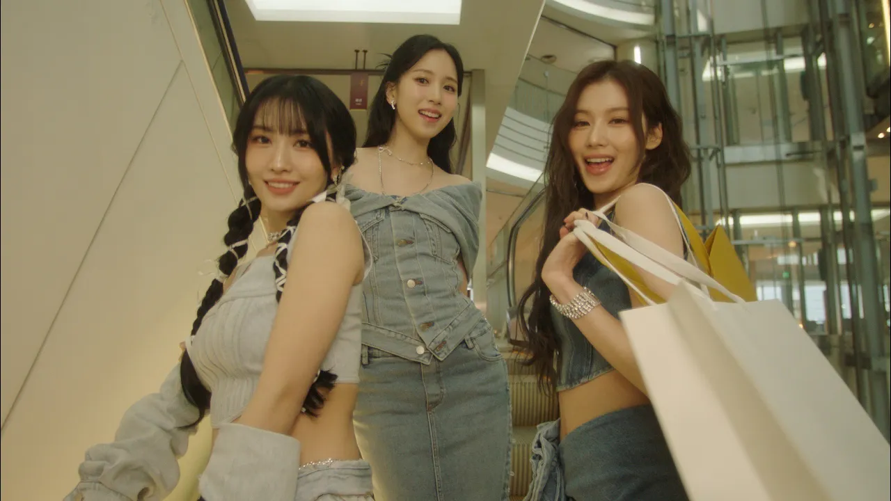 MISAMO「Marshmallow」Music Video background