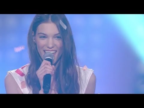 Charlotte Cardin interprète J'attends dans La Voix en 2013 background