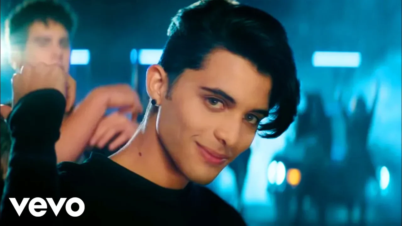 CNCO - Sólo Yo (Official Video) background