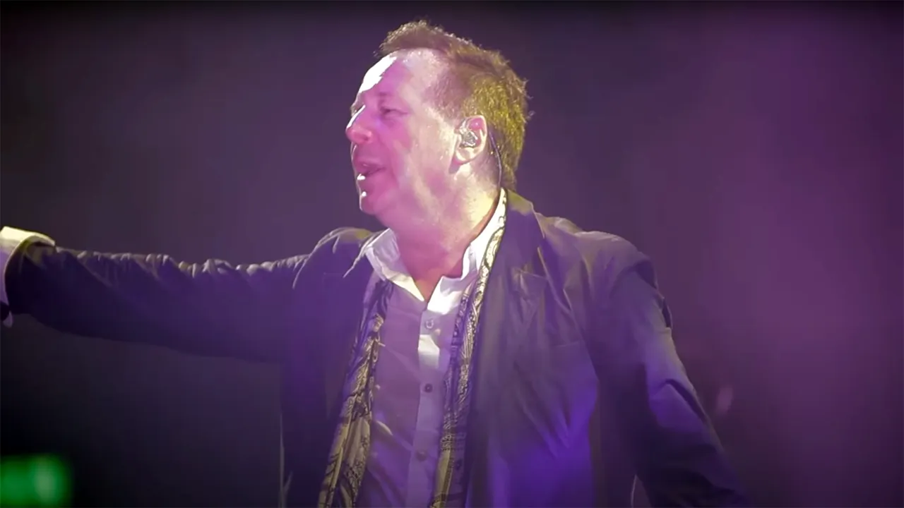 Simple Minds - Someone Somewhere In Summertime (Live in Edinburgh 2015) background