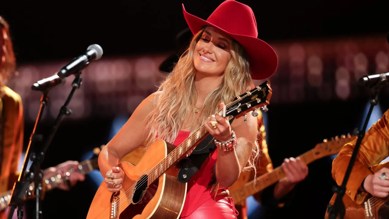 Lainey Wilson – “God Blessed Texas” & "Hang Tight Honey" (Live from the 59th ACM Awards) background