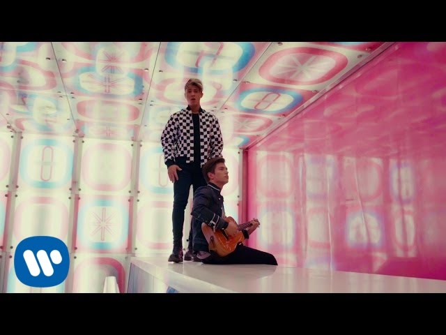 Benji & Fede - Forme Geometriche (Addicted to you) feat. Jasmine Thompson (Official Video) background