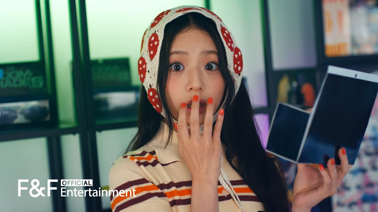 UNIS(유니스) '너만 몰라 (Curious)' Official M/V background