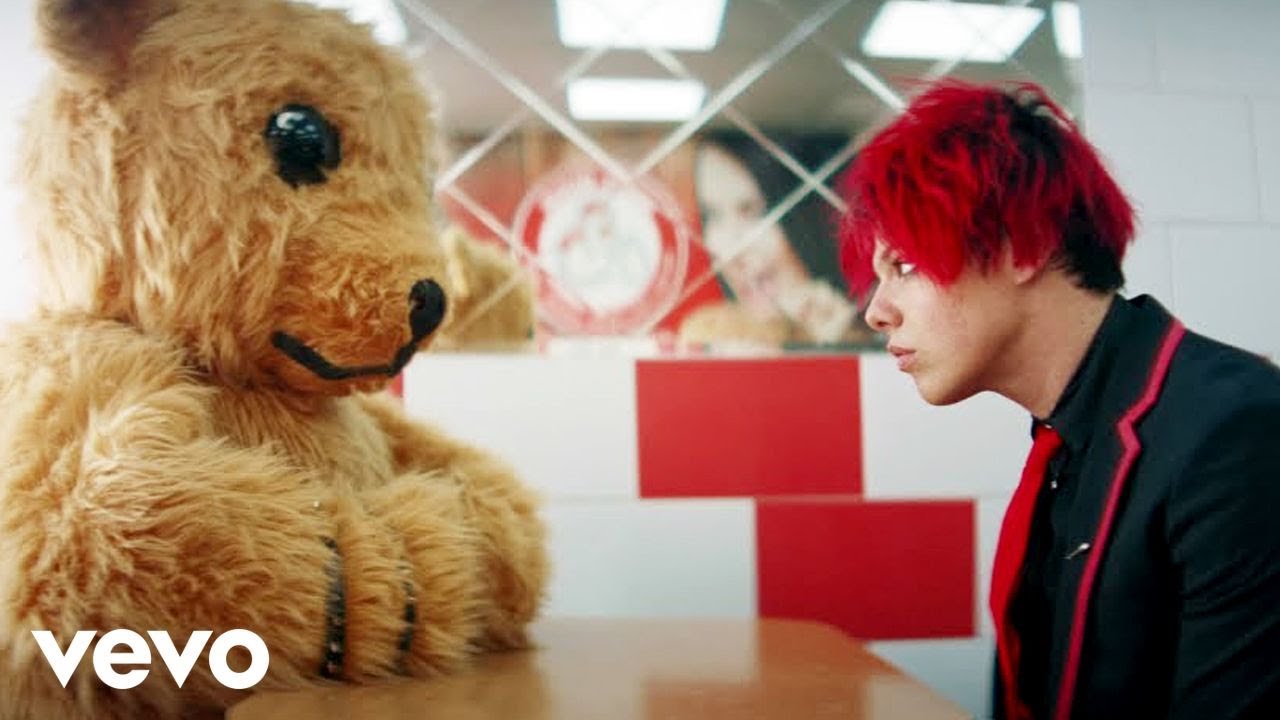 YUNGBLUD - god save me, but don’t drown me out (official video) background
