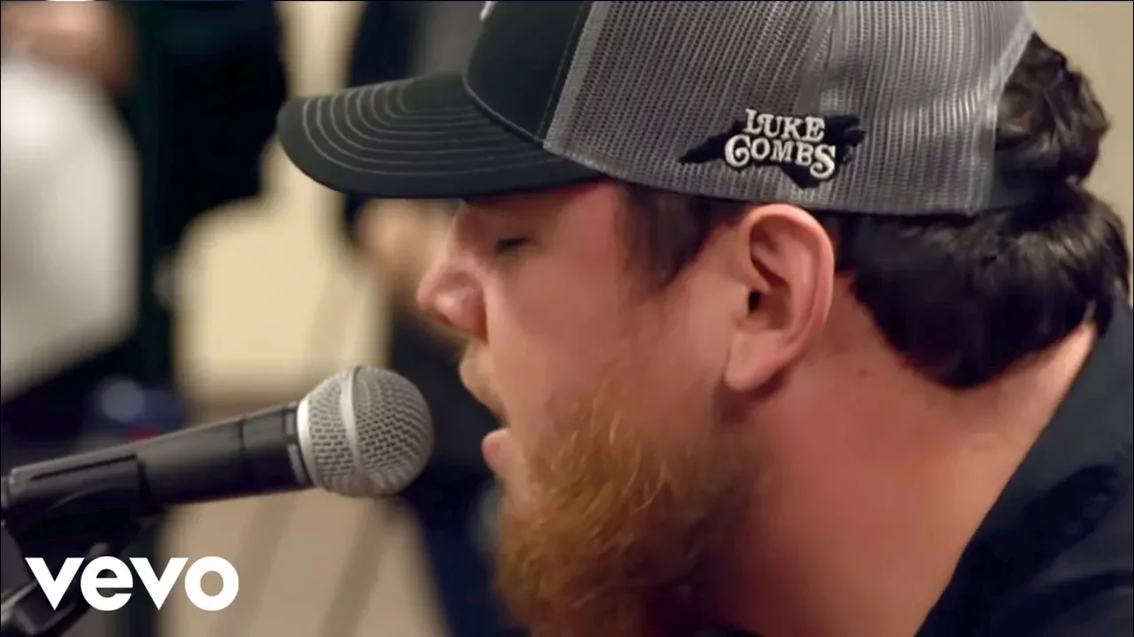 Luke Combs - Houston, We Got a Problem background