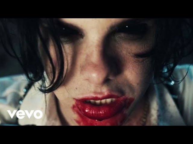 YUNGBLUD - Die A Little background