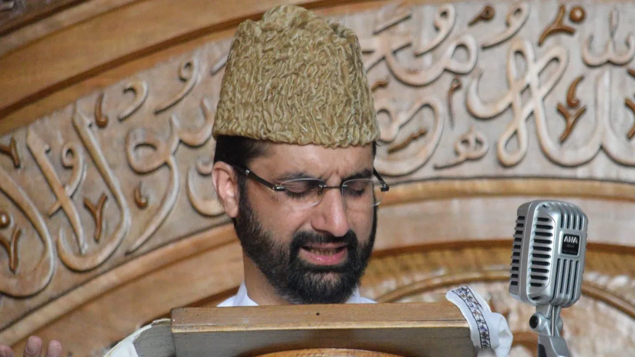 Mirwaiz Umar Farooq reciting "Gumzadan Dil Phalin Khuda Bozen" on the sacred night in 2018