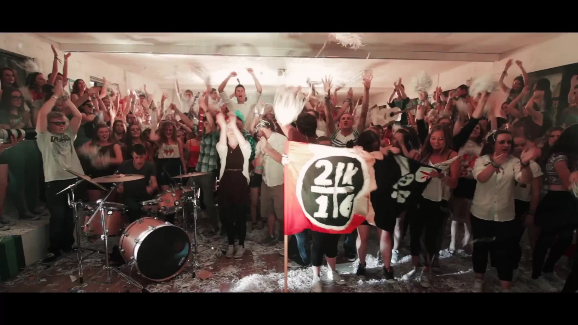 Macklemore & Ryan Lewis - "Can't Hold us" as Gaeilge background
