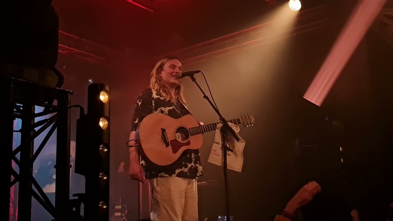 Casey Lowry, Singalong 1, Måneskin - Beggin', Country Roads, Sardou - Connemara, Paris, January 2023 (2023) | Watch on Movi47