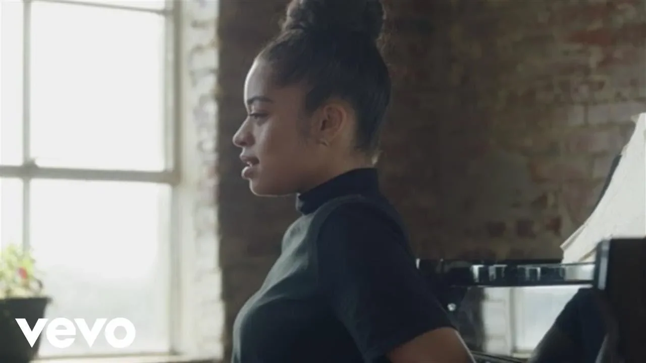 Ella Mai - 10,000 Hours background