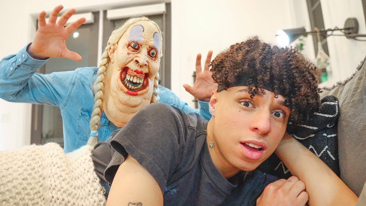 BREAKING INTO LARRAY'S HOUSE!! (SCARE PRANK) background