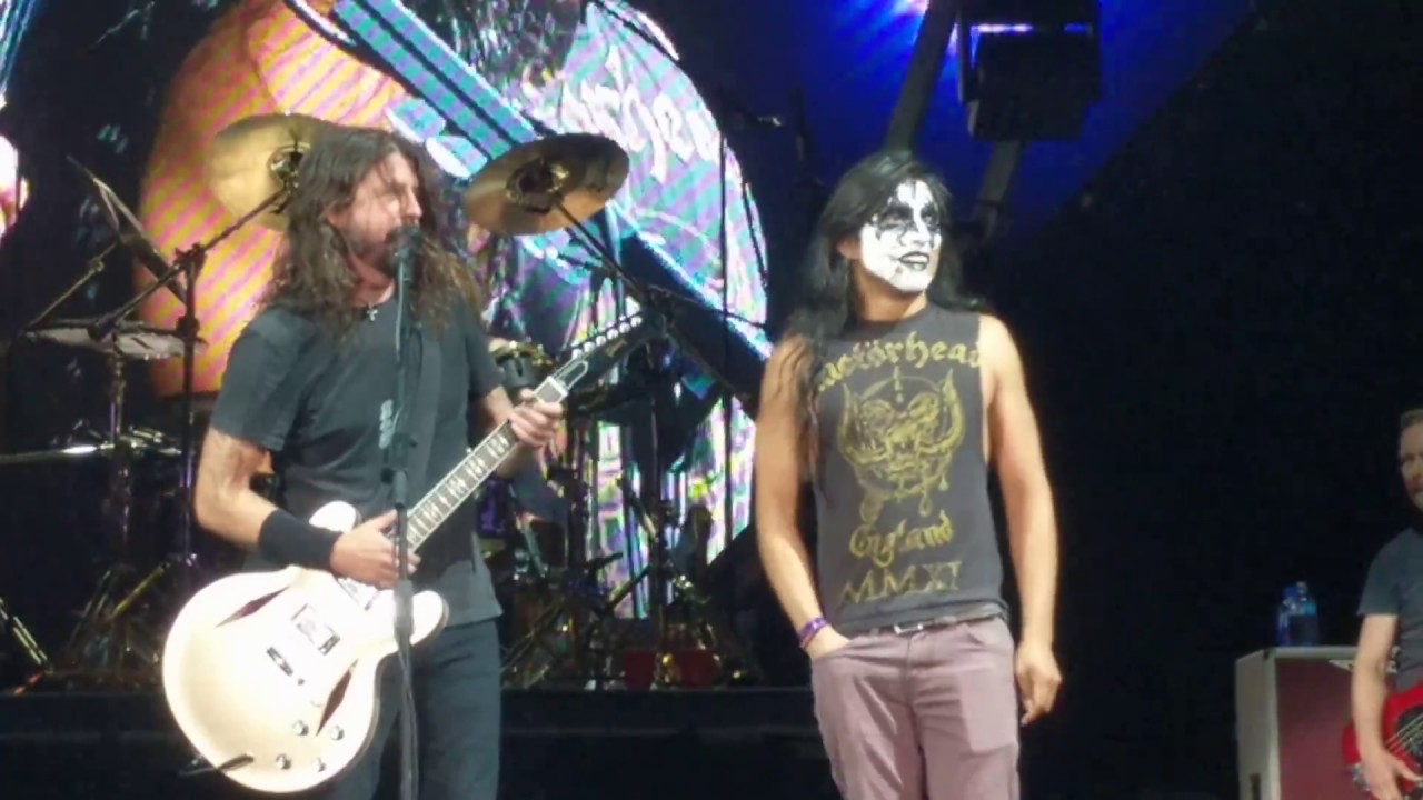 Kiss Guy (YAYO Sanchez) plays Monkeywrench w/ Foo Fighters Austin TX 4-18-18 background