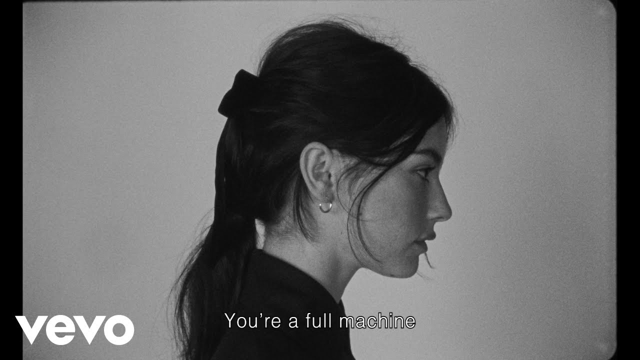 Gracie Abrams - Full machine (Official Lyric Video) background