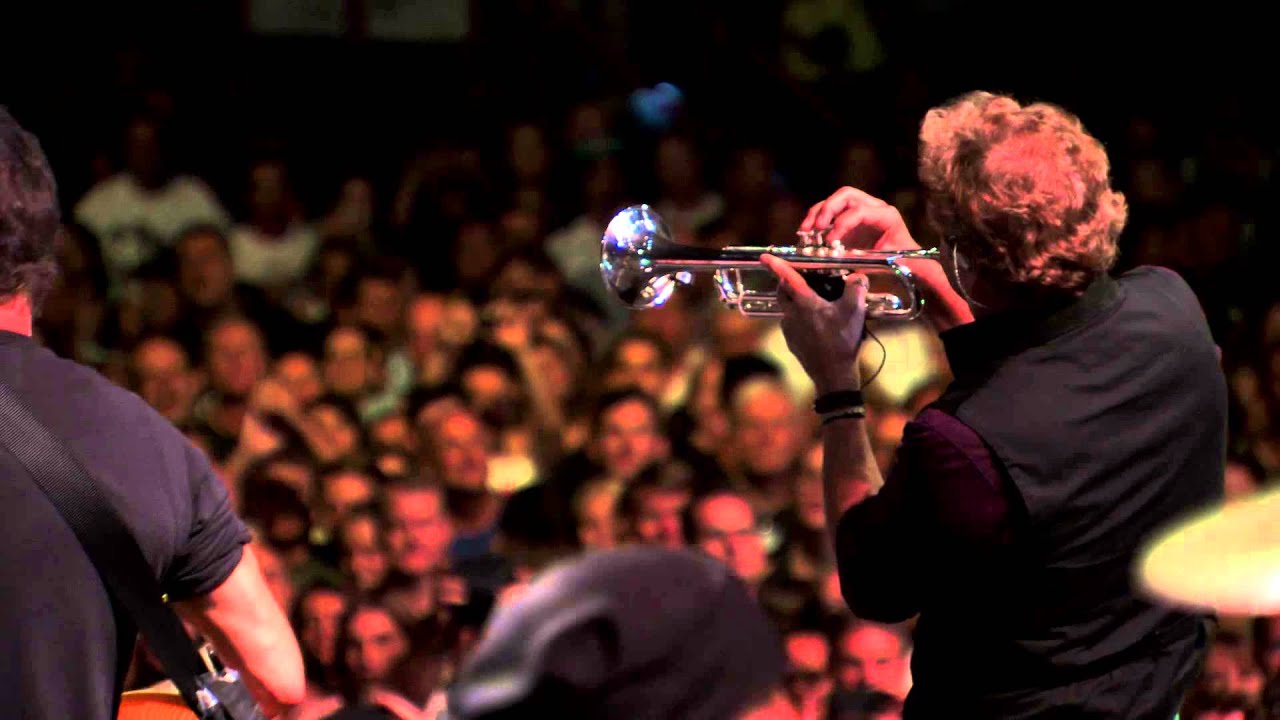 Bruce Springsteen - "Stayin' Alive" (Brisbane, 02/26/14) background