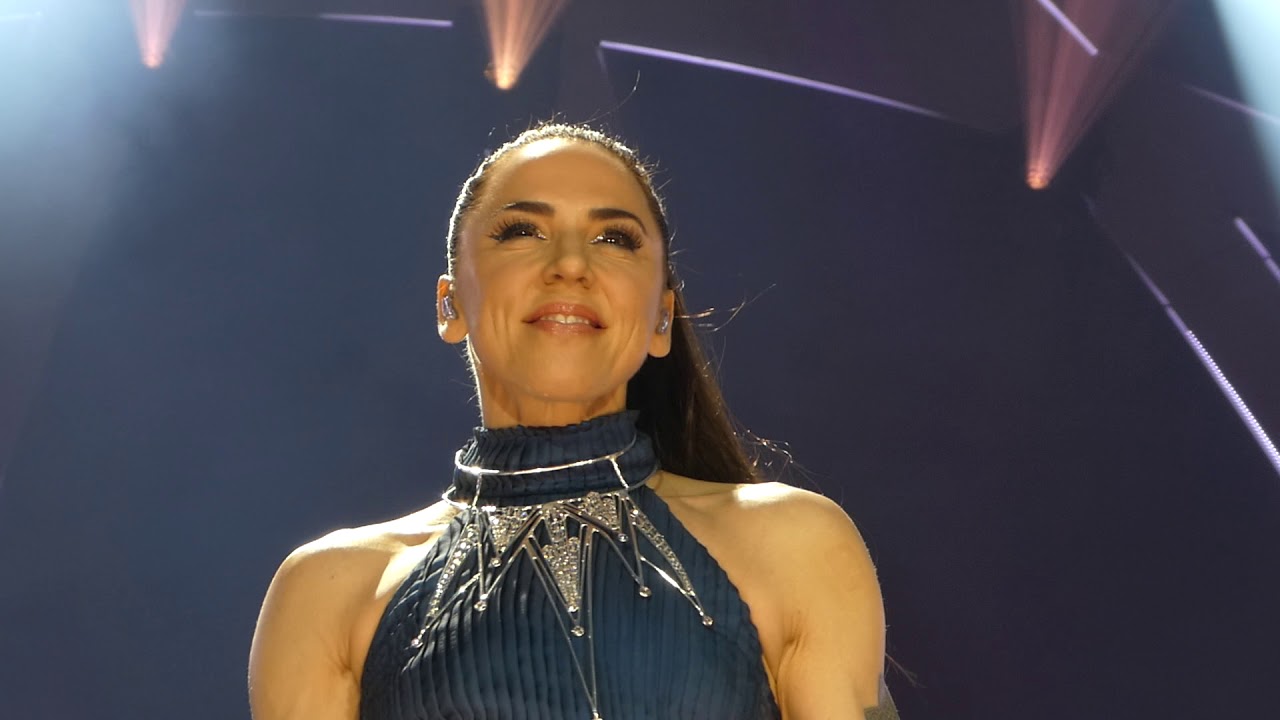 Spice Girls - Viva Forever (Live in Manchester 01/06/19) background