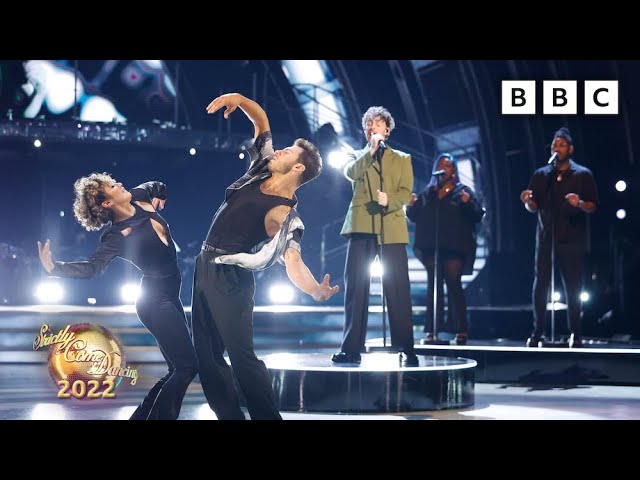 Tom Grennan and Joel Corry perform Lionheart (Fearless) ✨ BBC Strictly 2022 background