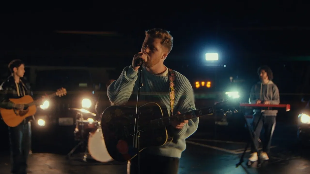 Alex Warren - Before You Leave Me (Performance Video) background