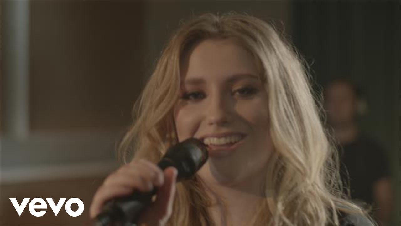 Ella Henderson - Ghost (RAK Studio Sessions) background