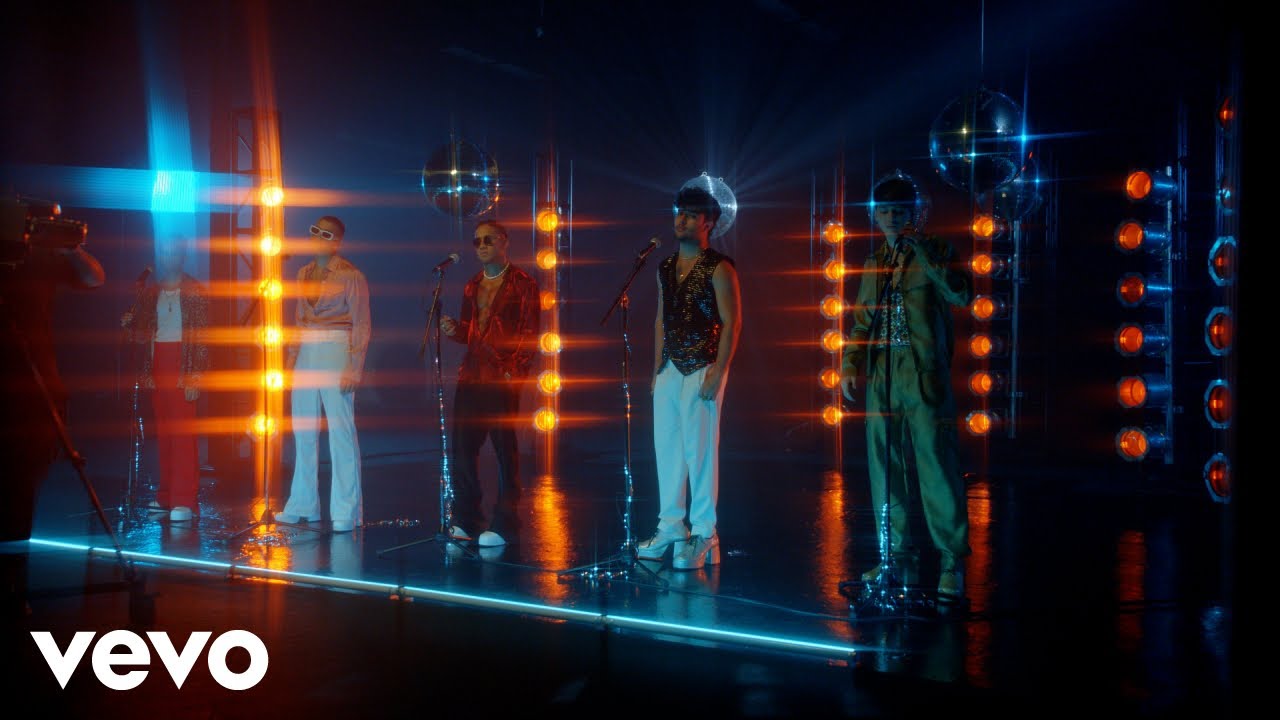 CNCO - Un Beso (Official Video) background