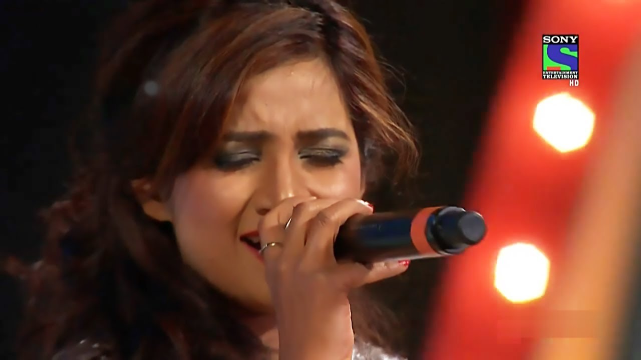Chikni Chameli | Shreya Ghoshal's Live Performance at Umang 2013 background
