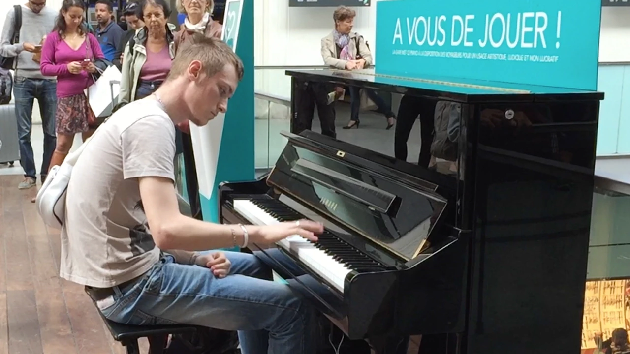 Passenger Impressively Plays Piano at Train Terminal in Paris (HD 60fps) background