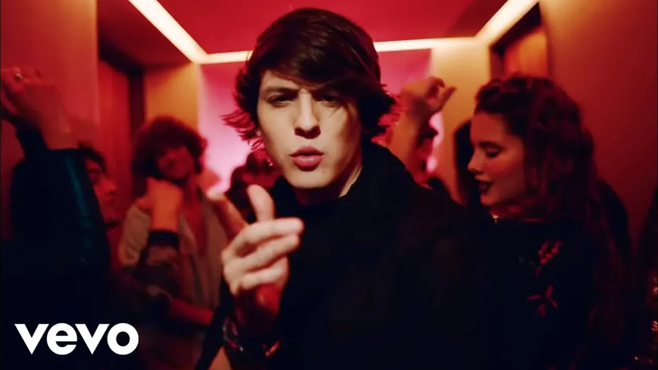 CNCO, Yandel - Hey DJ (Official Video) background