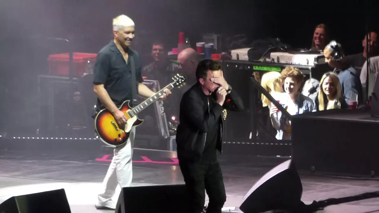 Foo Fighters With Rick Astley - Never Gonna Give You Up - London O2 Arena 19 September 2017 background