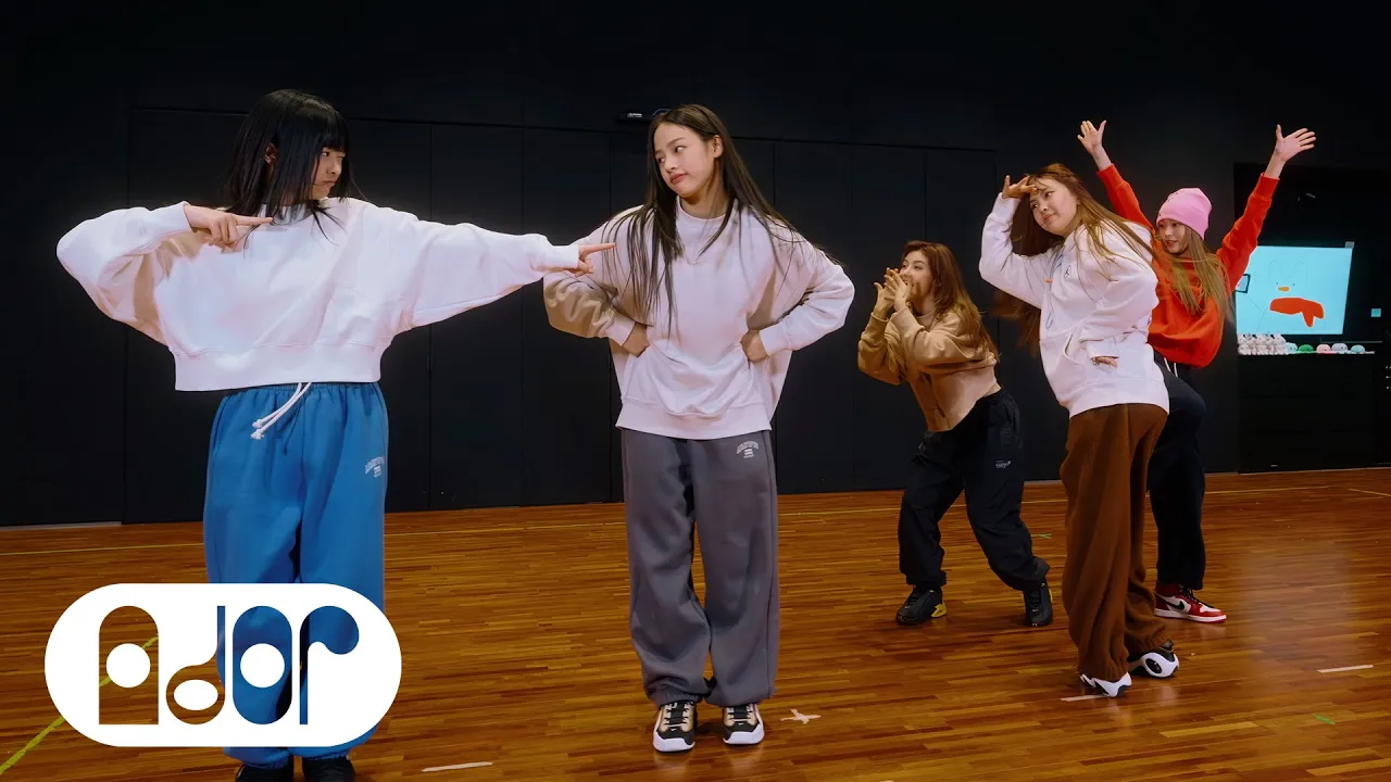 NewJeans (뉴진스) 'OMG' Dance Practice background
