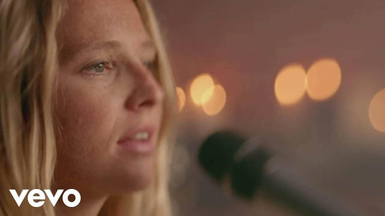 Lissie - Go Your Own Way (Live) background