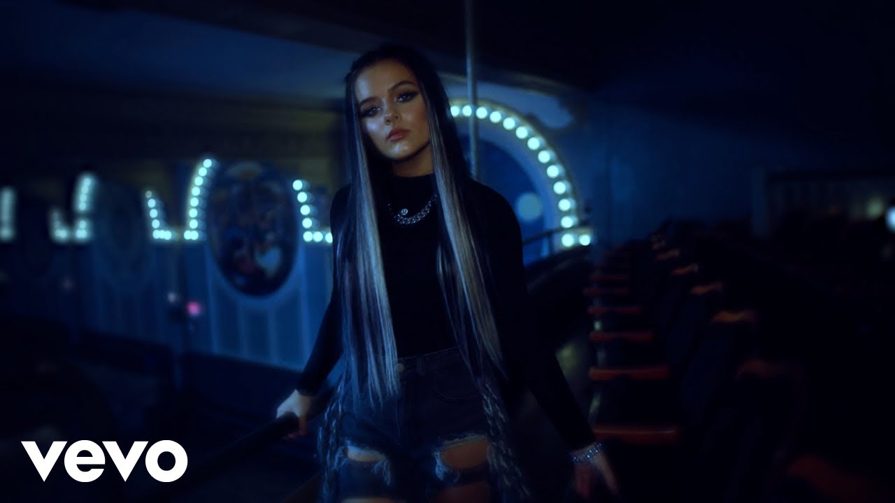 Jessie Murph - While You're At It (Official Video) background