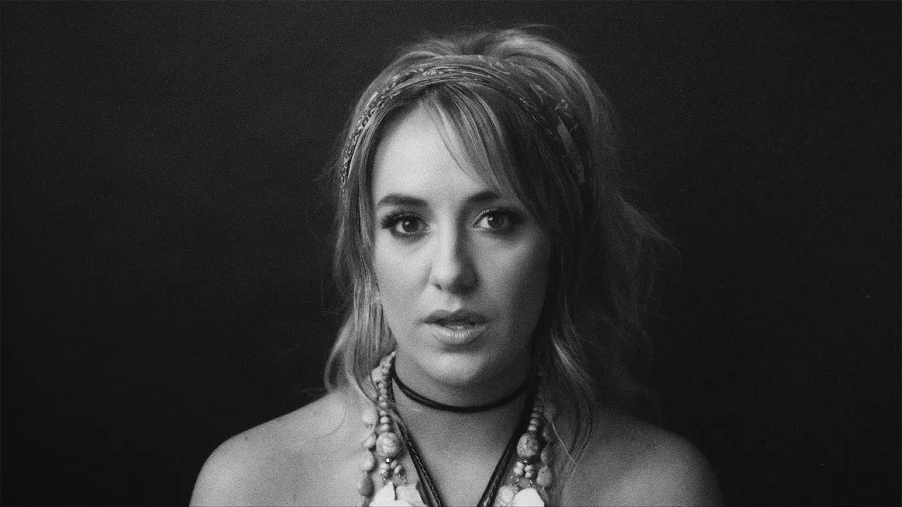 Lainey Wilson - Sayin' What I'm Thinkin' (Visualizer) background