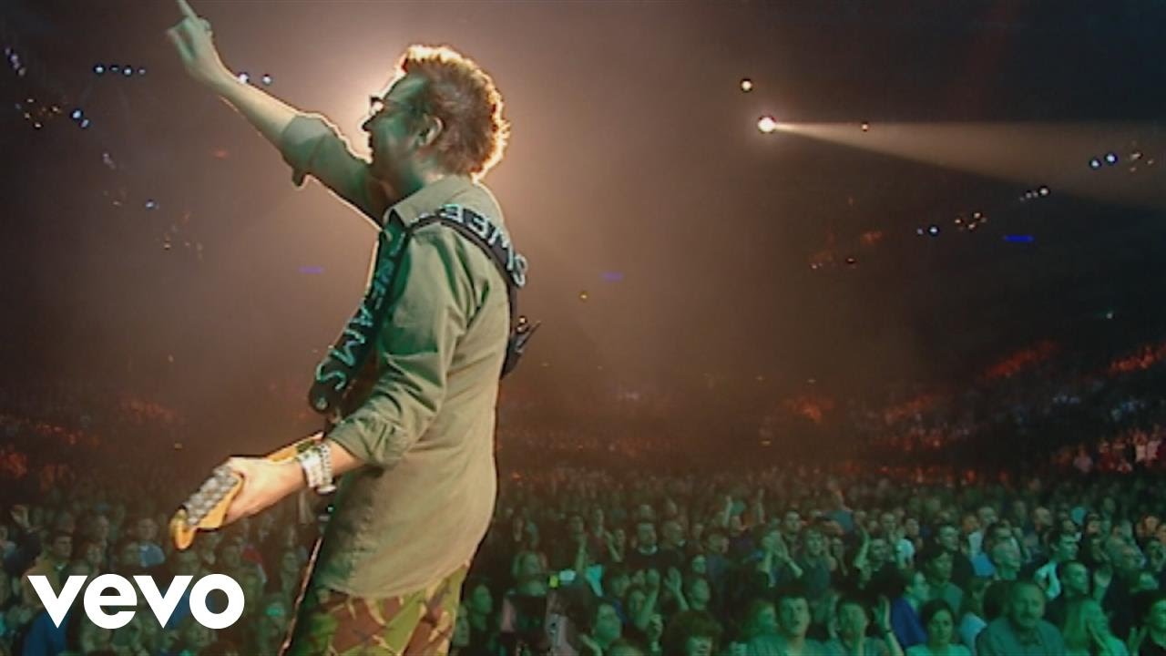 Eurythmics, Annie Lennox, Dave Stewart - Walking on Broken Glass (Peacetour Live) background