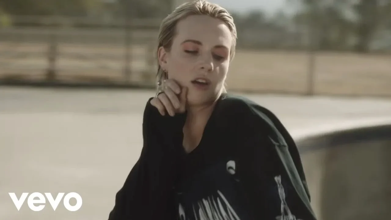 MØ - Blur (Official Video) ft. Foster The People background