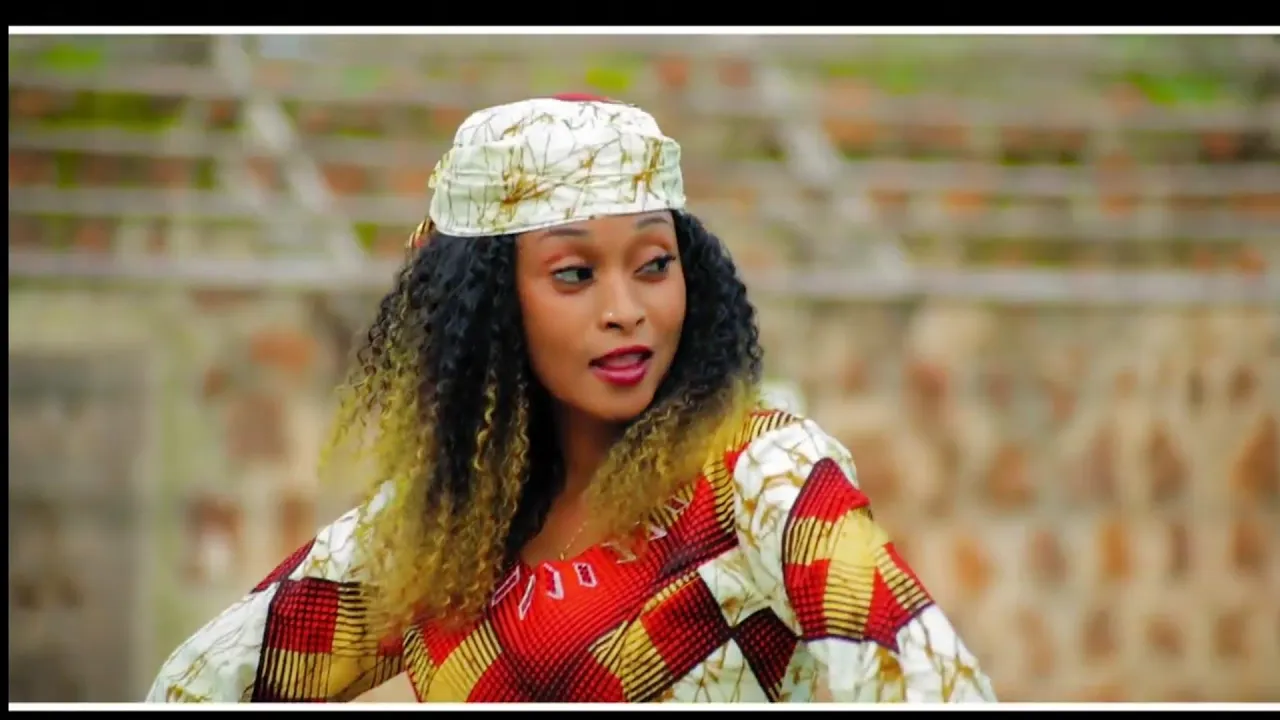 Baba Ayi Min Aure (Official Video 2020) By Auta MG Boy ft. Rakiya Musa background