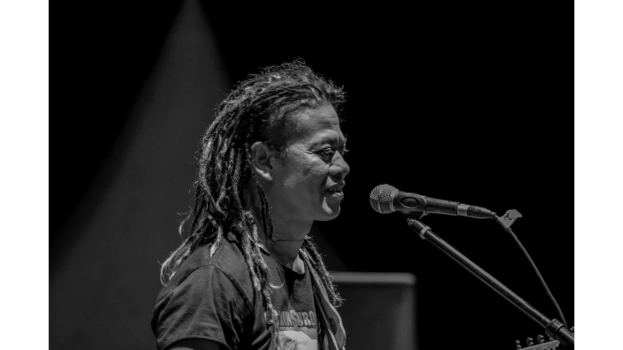 Tony Q Rastafara - Paris Van Java background