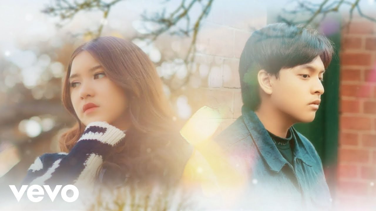 Arsy Widianto, Tiara Andini - Masih Hatiku (Official Music Video) background