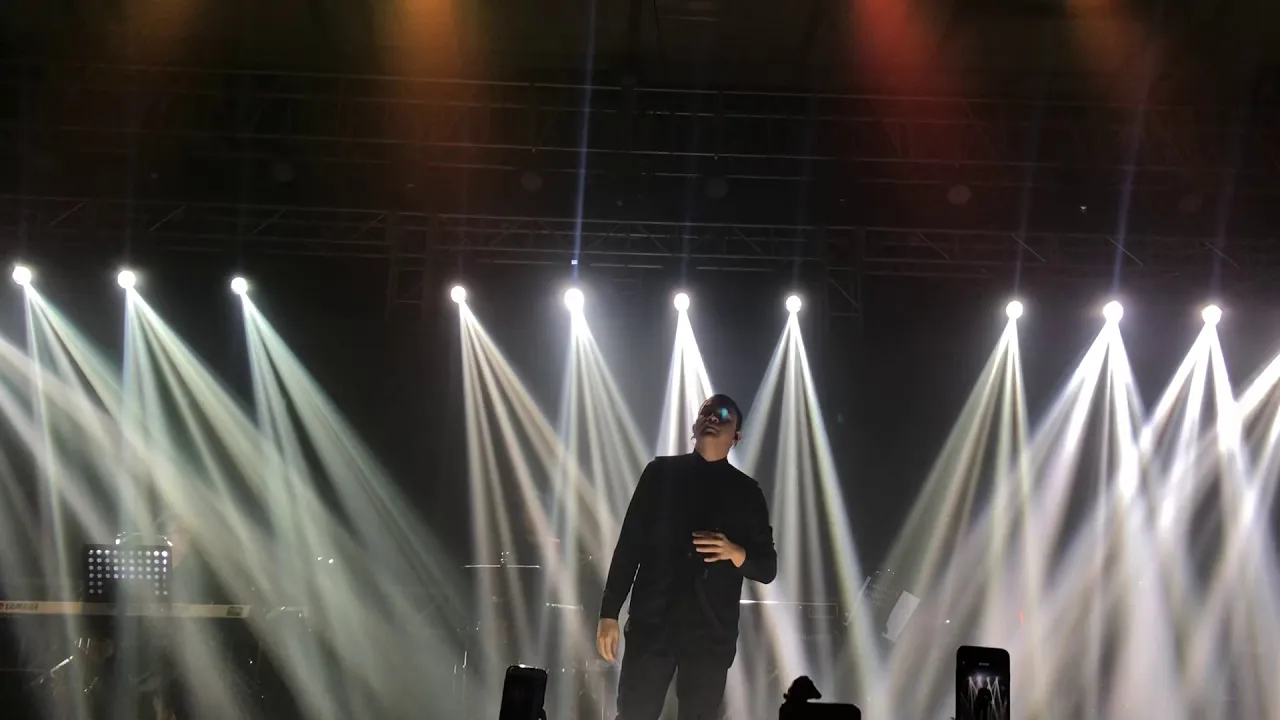 Tulus - Bukan Untukku (Yovie And His Friend) background