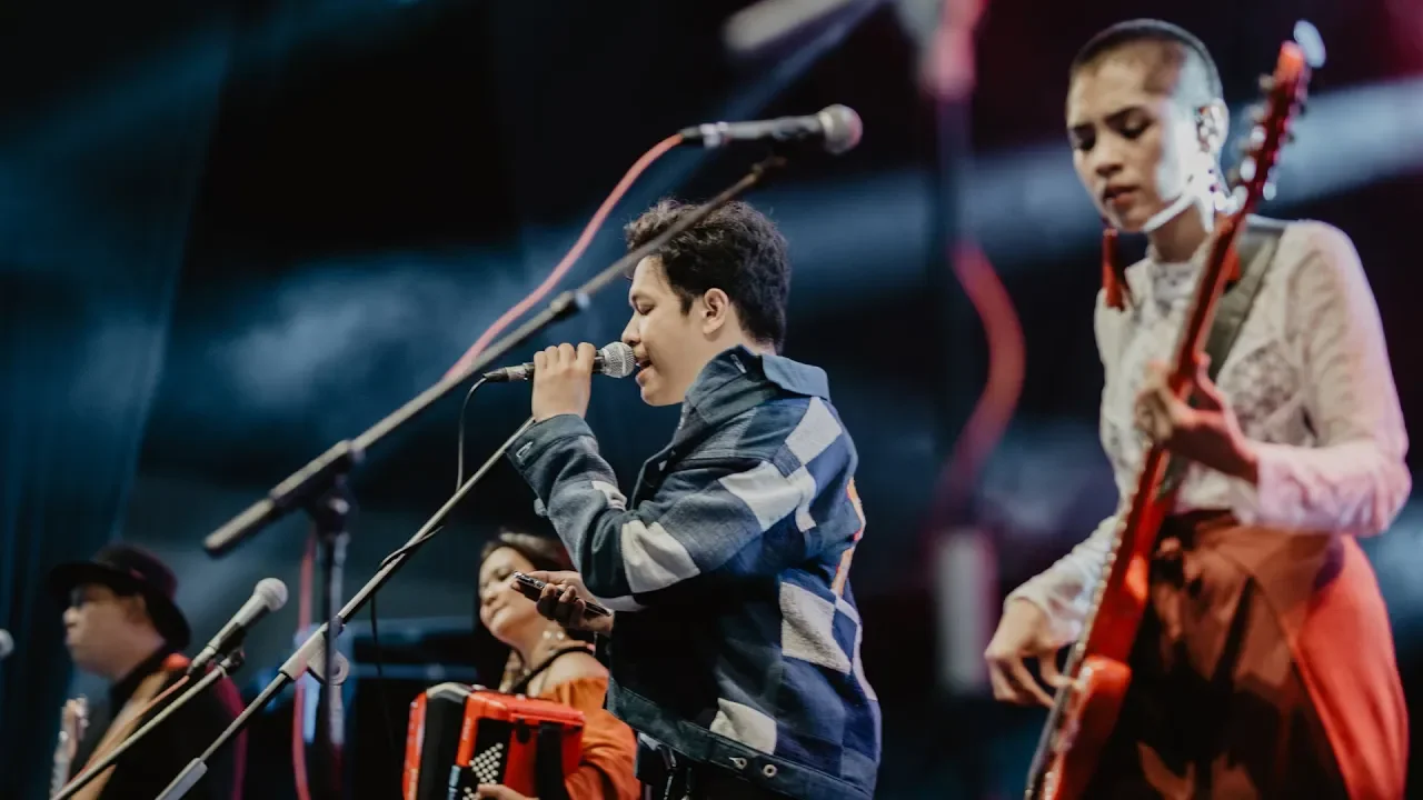 Tashoora - Terang feat. .Feast (Official Audio) background