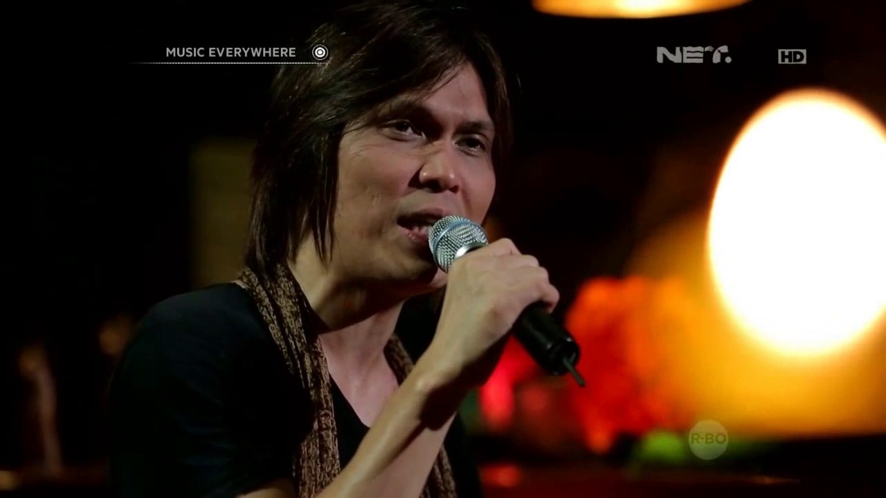 Once Mekel - Aku Mau (Live at Music Everywhere) ** background
