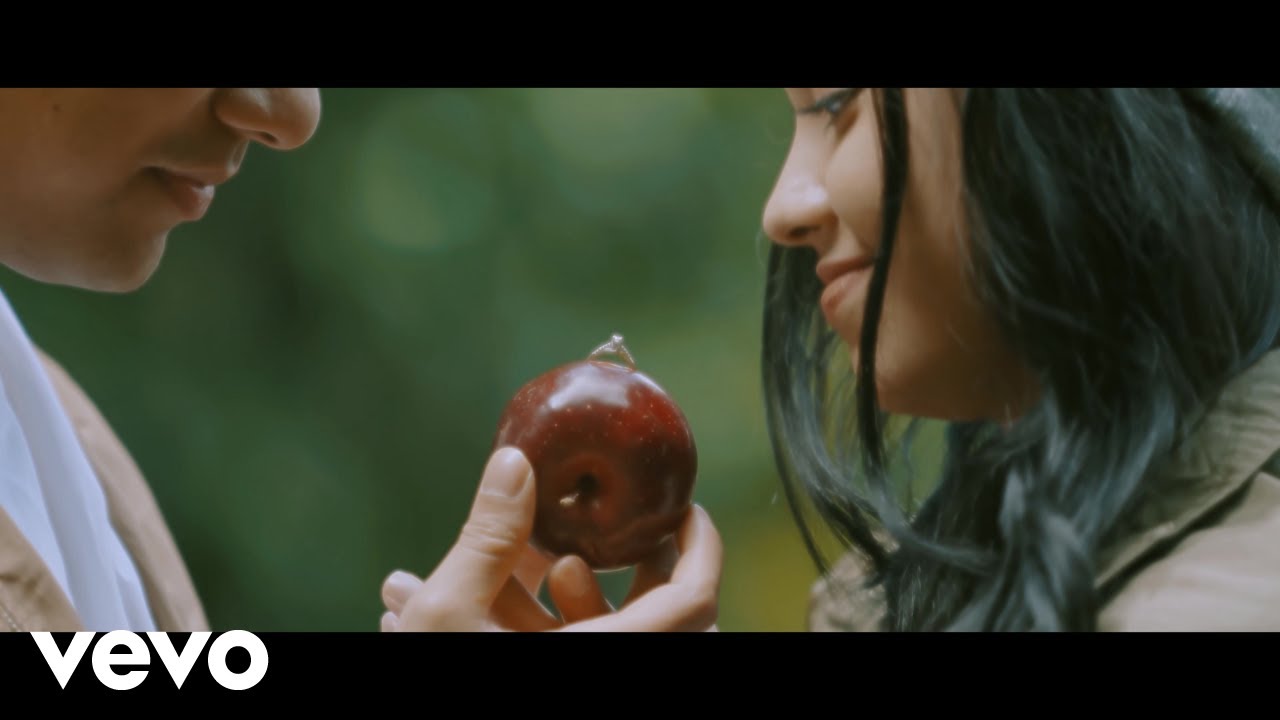 Lyodra - Dibanding Dia (Official Music Video) background