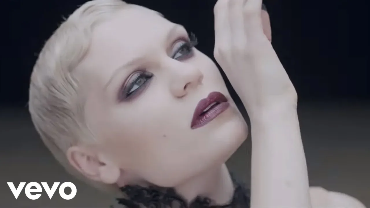 Jessie J - Thunder (Official Video) background