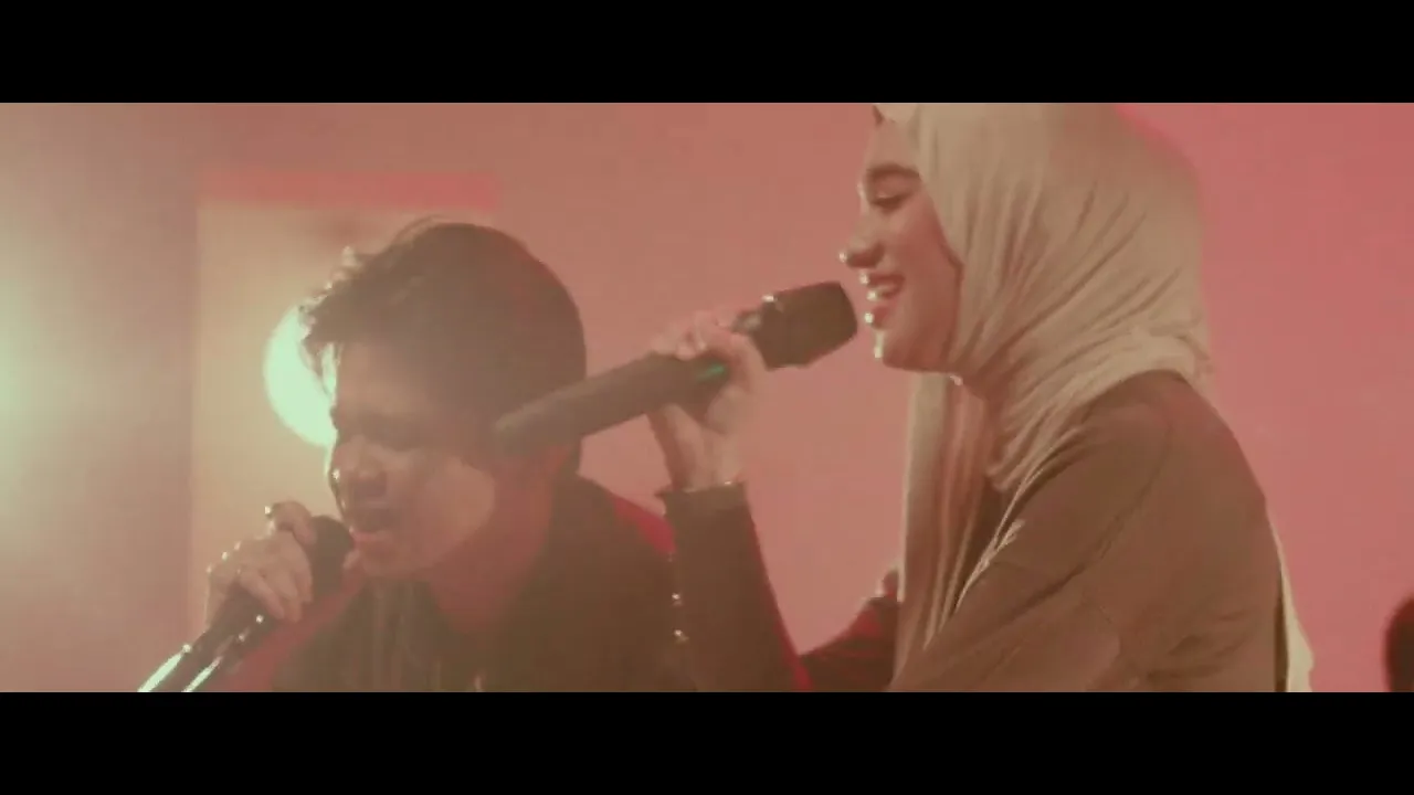 Nabila Taqiyyah ft. Juicy Luicy - Ku Ingin Pisah (Live Perfomance) background