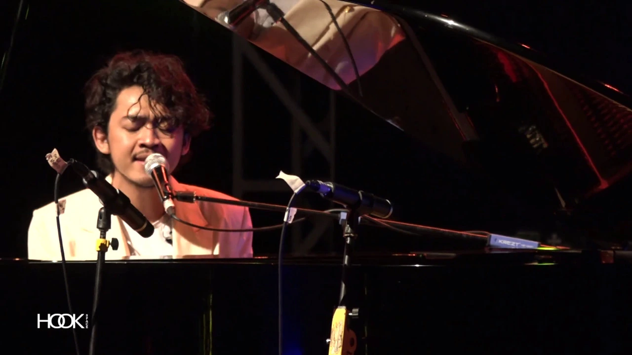 Pamungkas ft. String Quintet - To The Bone (Live at Australia Connect) background