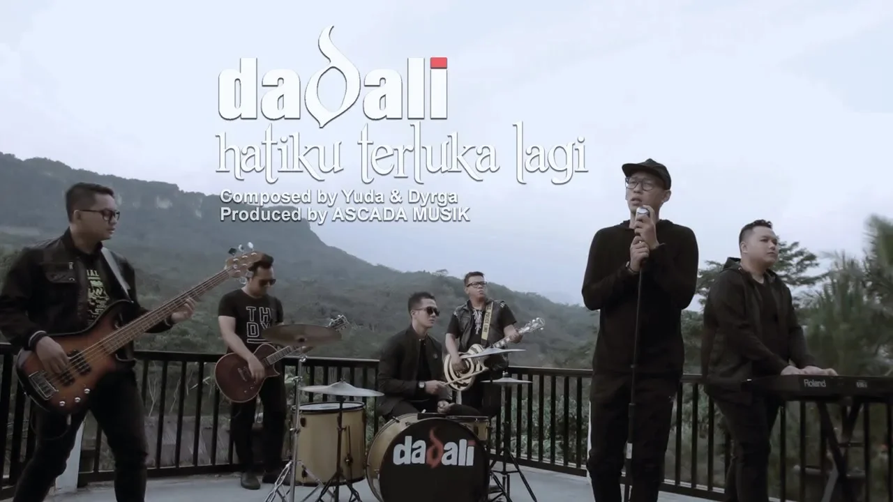 Dadali - Hatiku Terluka lagi (Official Video) background