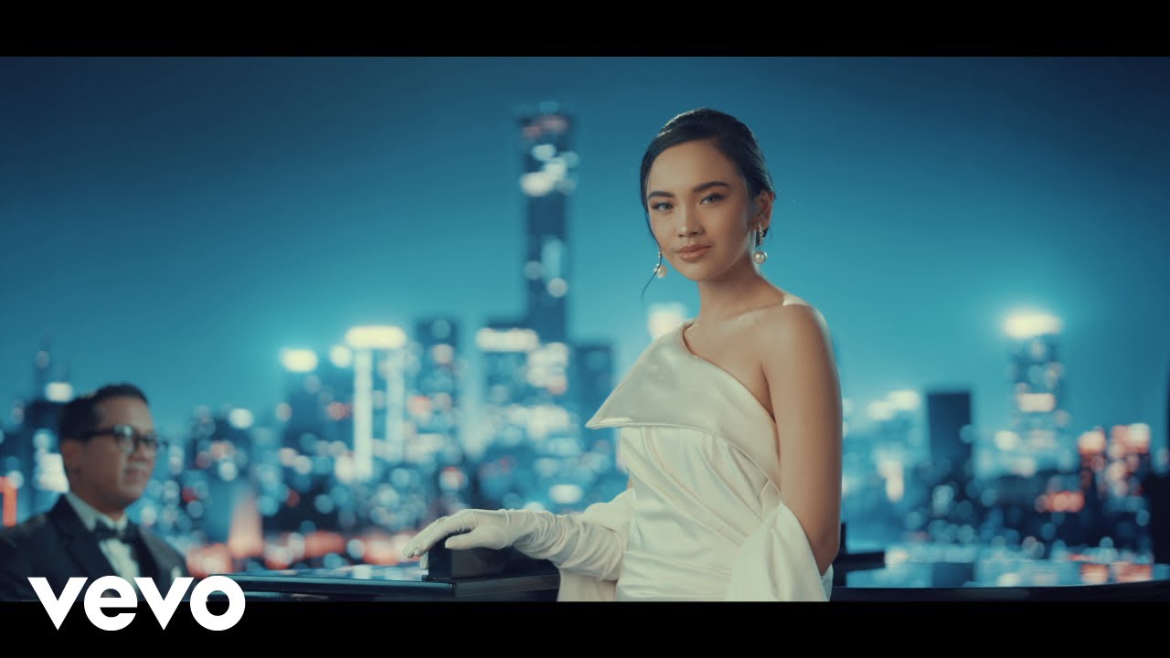 Lyodra, Andi Rianto - Sang Dewi (Official Lyric Video) background