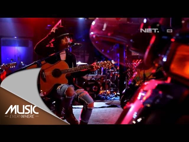 Music Everywhere feat J-Rocks - Fallin in Love background